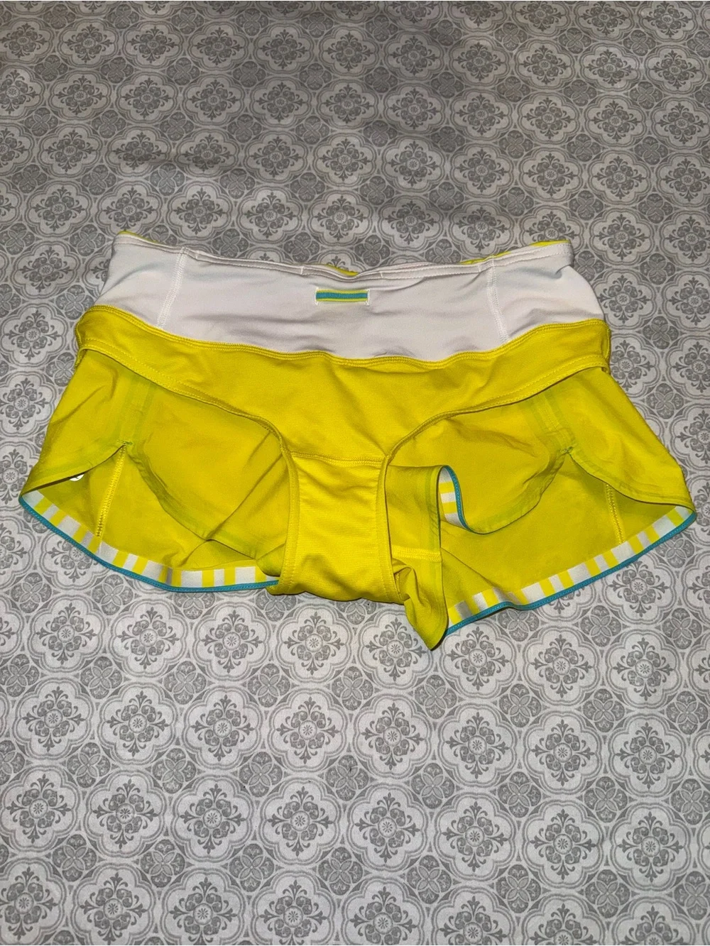 Lululemon Run: Racer ShortSizzle / Twin Stripe Sizzle / White Size 2